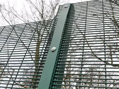 Continuous steel clamp bar along a 358 mesh fence post