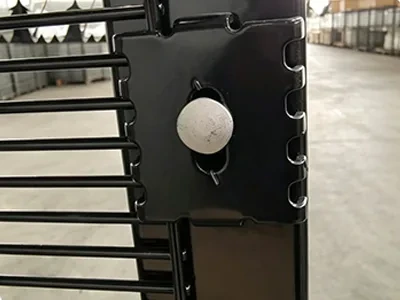 Shaped clamp plate securing closely spaced mesh wires